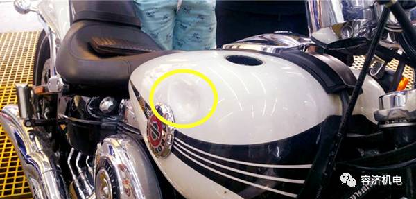 摩托车油箱凹陷怎么恢复视频,摩托油箱撞凹了怎么修复