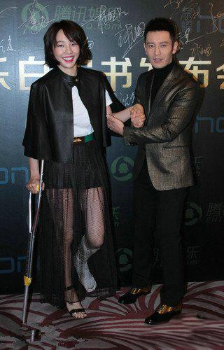 白百何与古力娜扎,娜扎打石膏