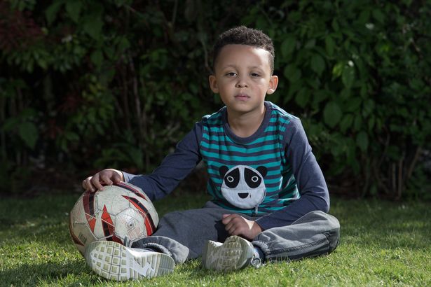 身患癌症小朋友踢足球治愈场面,五岁患病小孩踢足球