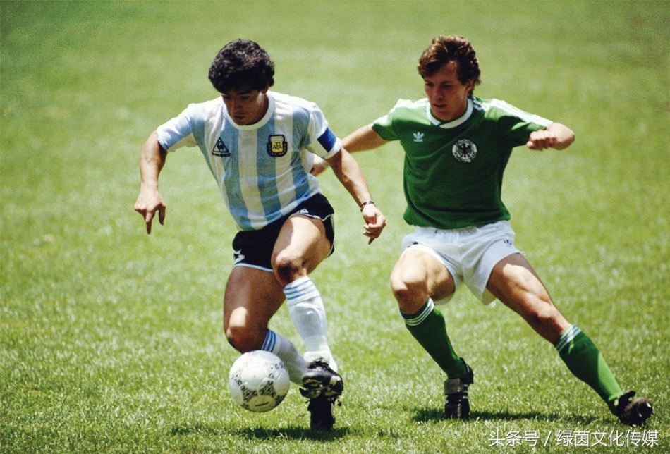 男生对球都有一种痴迷,一个男人对球的执着