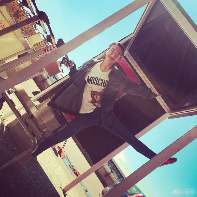 吴昕看马德里竞技比赛,吴昕韩国拍照