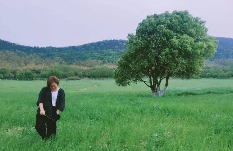 她们为别人穿的衣服,最后都一件一件脱了下来