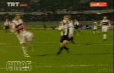 足球搞笑GIF（30）：女足*力暴**起来，比男足可怕多了