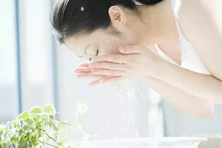 为了自己的皮肤，这位小伙却在“毁容线”上，寻找了3300公里