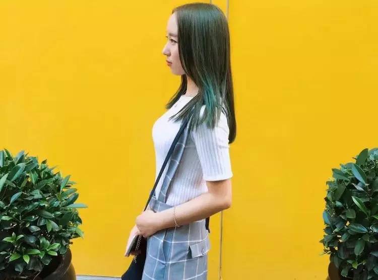 她们为别人穿的衣服,最后都一件一件脱了下来