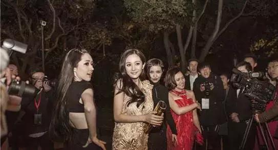 katespade与coach比较是什么档次,katespade同档次的包