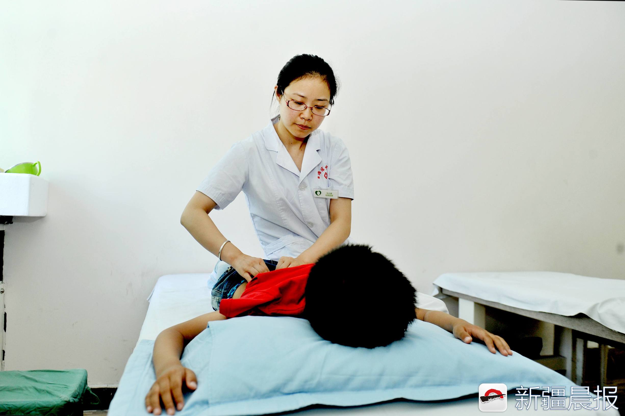 小儿推拿小女孩发烧,3岁孩子肺炎咳嗽严重推拿可以吗