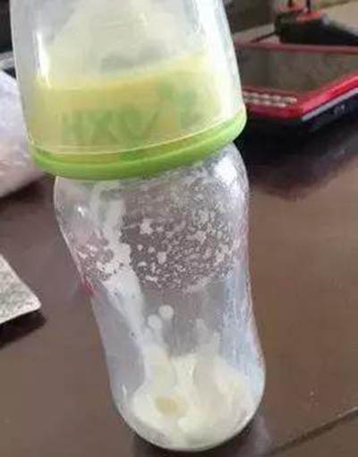 冲奶粉起泡沫可以给孩子喝吗,冲奶粉奶粉底部有结块还可以喝吗