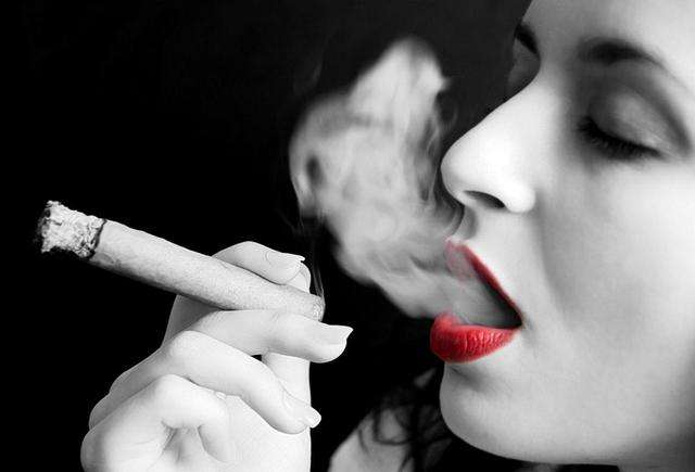 在自己家里吸烟违法么,烟瘾犯了没烟抽很难受