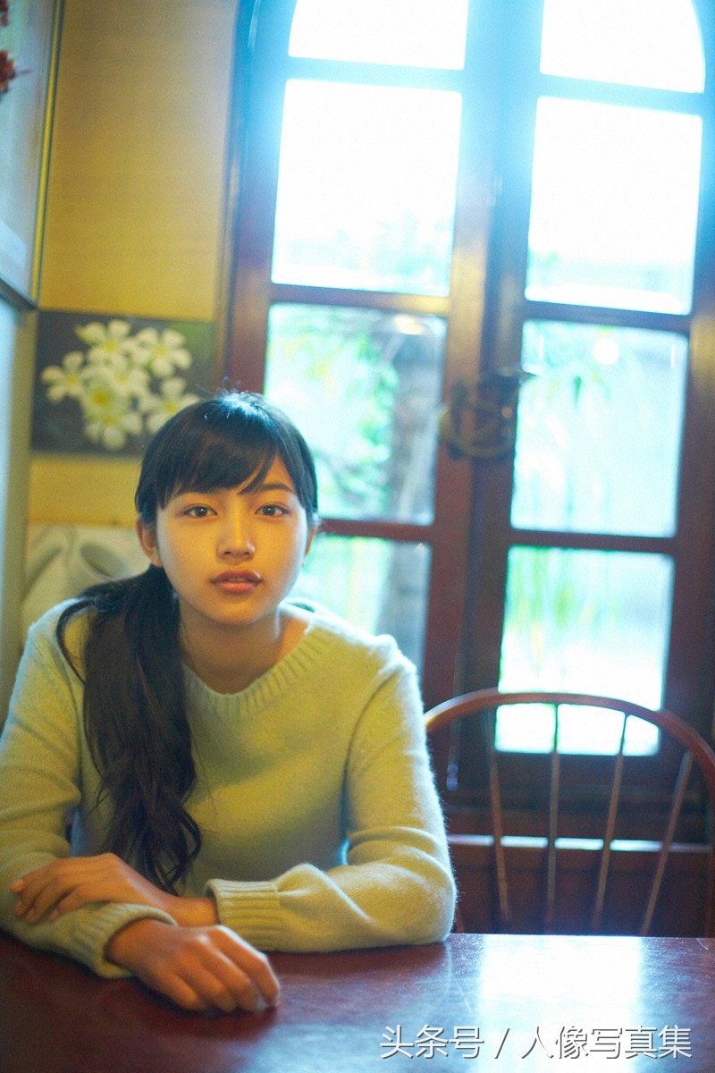 日本模特川口春奈的家中摄影人像写真集