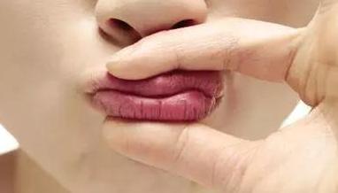 嘴巴起皮涂口红方法,夏天涂口红嘴干起皮怎么办