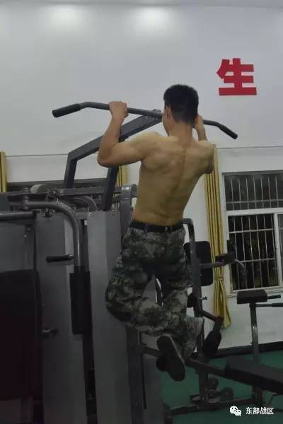 军营健身达人教你如何练出好身材,健身器械体能训练大全