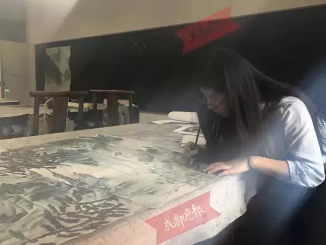 22岁女大学生街头擦皮鞋、每月生活费不过百元，只为做这件事