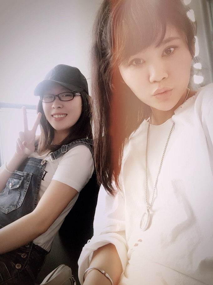 两个快乐的小阿妹神游三亚