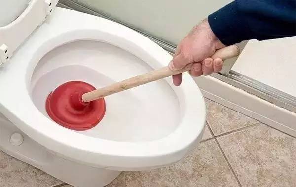厕所堵住了怎么办最简单,厕所堵住了怎样才能把它弄下去
