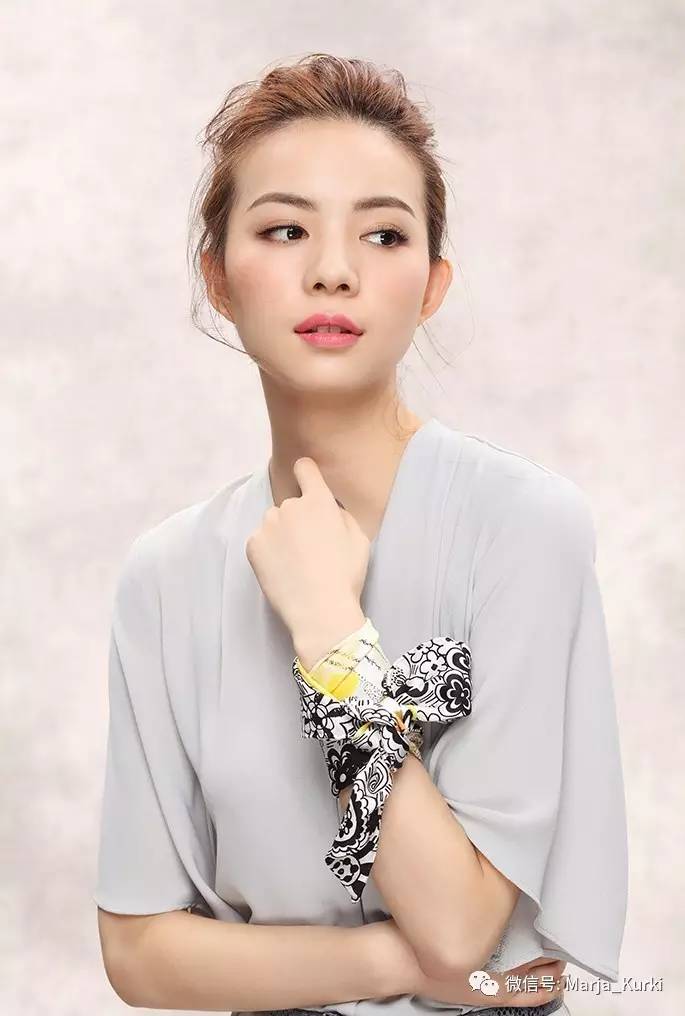 小方巾的时尚搭配,小方巾怎么系有高级感