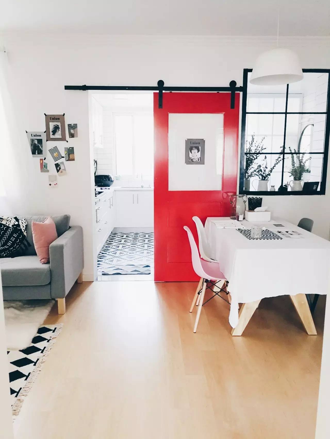 她改了两扇门，将家装成网图中的模样