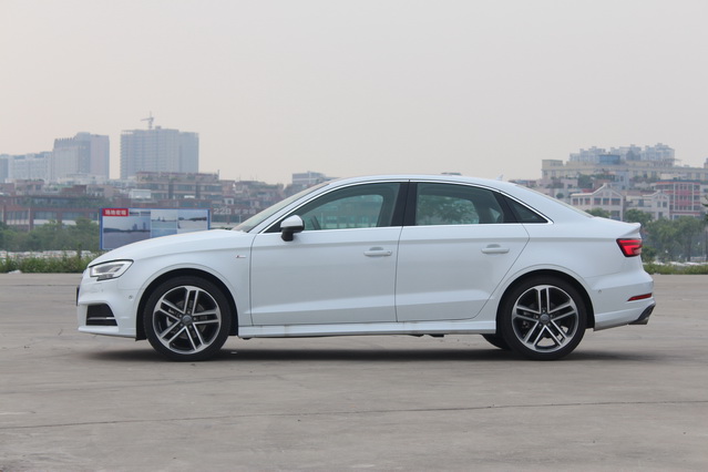 奥迪a33.5tfsi落地价,奥迪a3sportback
