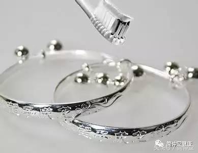 牙膏的妙用,牙膏的妙用洗白衣服