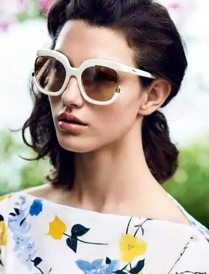 女明星把它宠上了天，一年四季走哪儿带它！