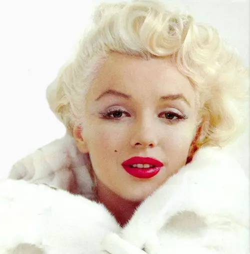 今天教大家如何化底妆,怎样涂出好看的唇形