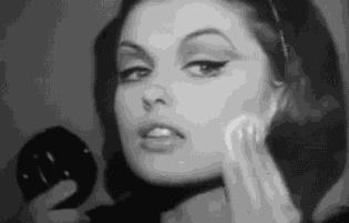 散粉好还是蜜粉饼好用,散粉和蜜粉饼区别