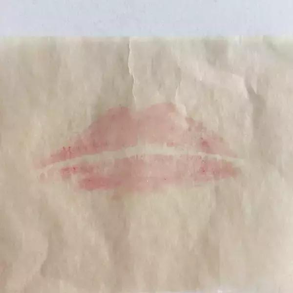 是的，画笔公司真的推出了一款蜡笔唇膏