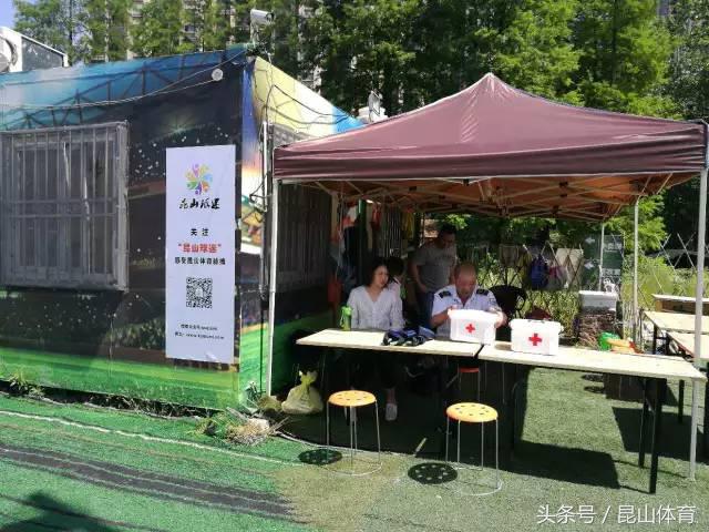 昆山体育场进行足球比赛,昆山市职工足球比赛