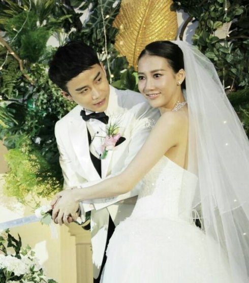 被逼退出音乐组合转战影视圈，娶玉女歌手生娃怒撕前队友