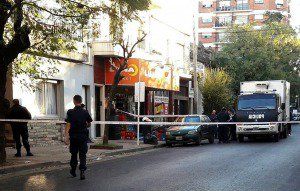 激*杀情**人?!偷窃未果竟露阴*辱侮**华商导致悲剧发生