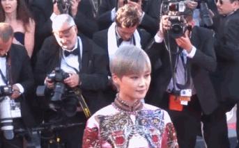 李宇春深v高叉鱼尾裙造型,李宇春穿西装的惊艳