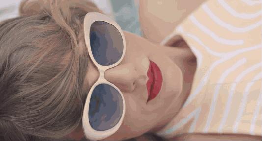 女明星把它宠上了天，一年四季走哪儿带它！