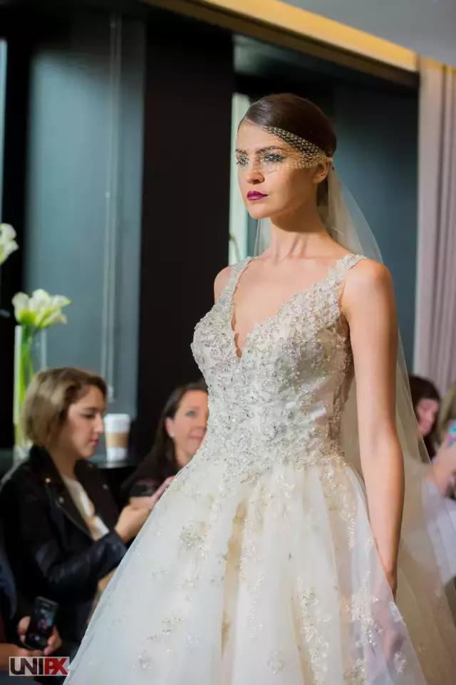 谁家的婚纱可以让你在海边举办婚礼也不怕晒黑？