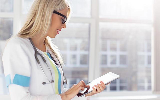 怀孕三个月突然大量出血了,怀孕三个月孕妇出少许血有问题吗