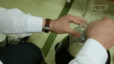 日本女记者品尝即将失传的屎酒！到最后还是吐了！