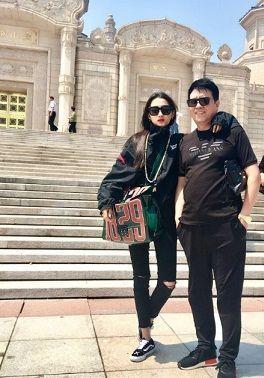 关晓彤华伦天奴限量版金球包包,关晓彤妈妈拿了关晓彤多少钱