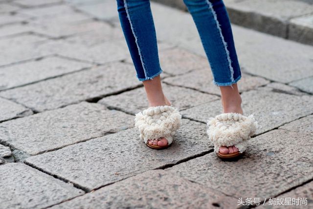 深秋款浅色微喇牛仔裤,早秋新款三角边牛仔裤