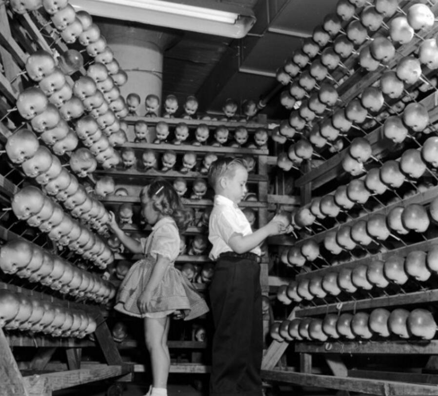 2位孩子被邀请到人偶工厂一游，但里面的情景让人吓到尿裤子！