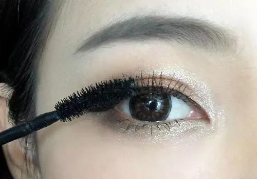 刷睫毛跟不刷差距好大呀!交给你,你不知道刷睫毛的技巧。