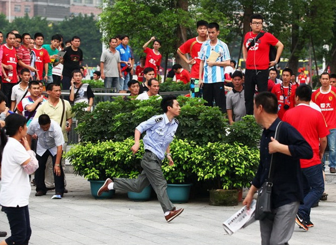 抡板凳，打城管，竖中指中超球迷*力暴**现代史