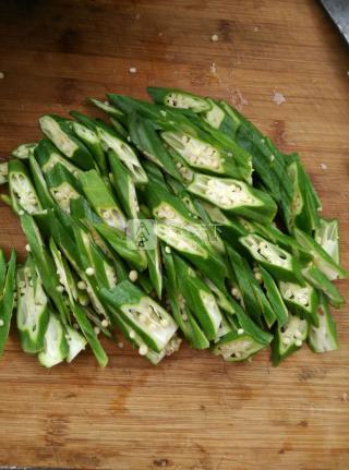 香肠炒秋葵做法步骤,炒秋葵鸡蛋的家常做法