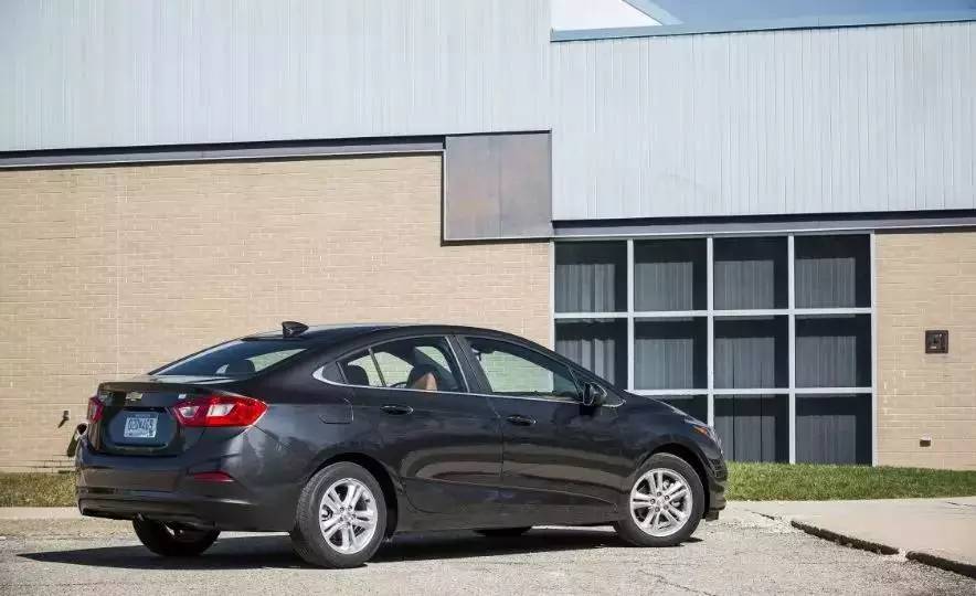 雪佛兰科鲁兹降价值得入手吗,雪佛兰科鲁兹和大众桑塔纳哪个好