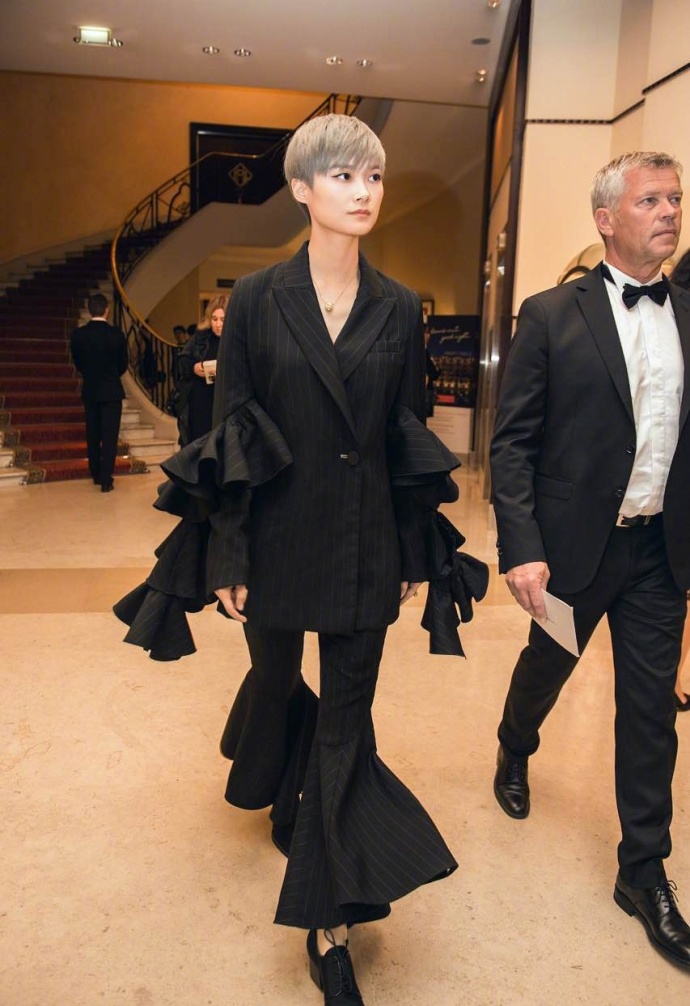 李宇春深v高叉鱼尾裙造型,李宇春穿西装的惊艳