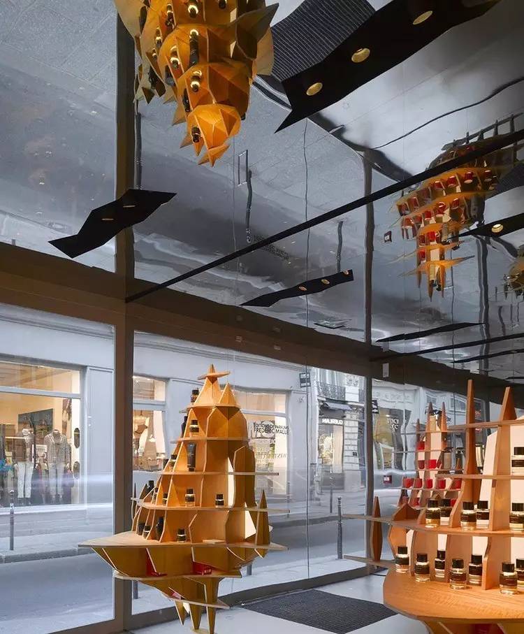 展翅腾飞的香水店