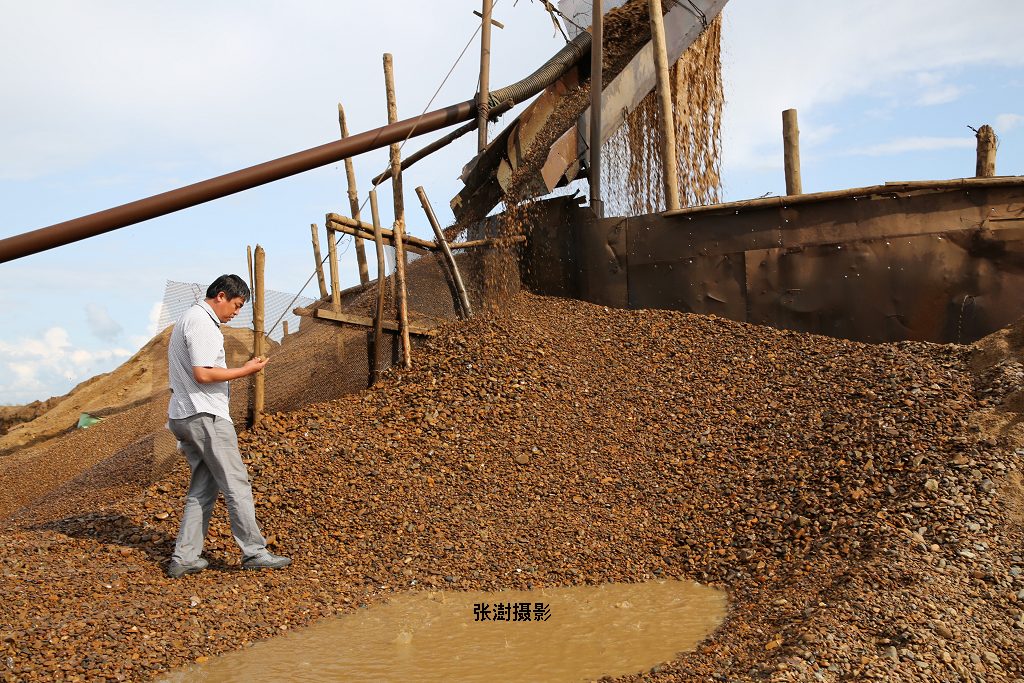 嫩江玛瑙多出自砂场为了得到玛瑙石总有人请求免费干活