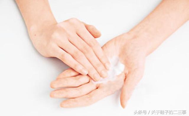 新鞋磨脚是鞋的问题还是脚的问题,新鞋磨脚怎么办可以用醋浸泡吗
