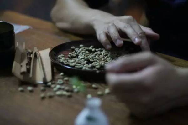 他将厦门的民宅改造成烘焙馆，每周邀请100位陌生人喝精品咖啡