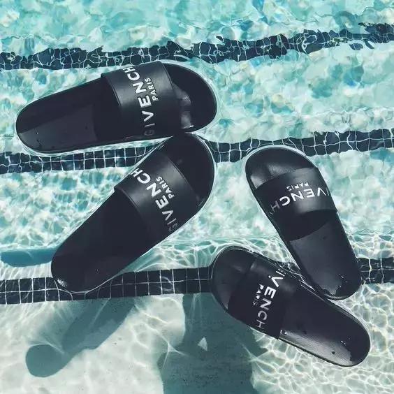 包邮的澡堂拖竟然火到小包总周冬雨都抢着穿