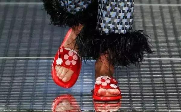 包邮的澡堂拖竟然火到小包总周冬雨都抢着穿