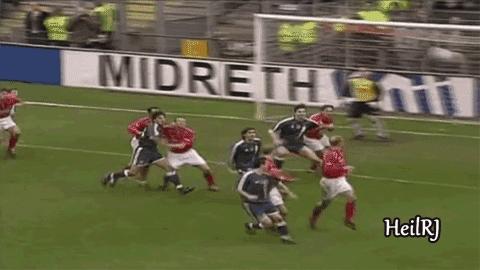 盘点绿茵场上精彩过人,比武打片还精彩的格斗比赛